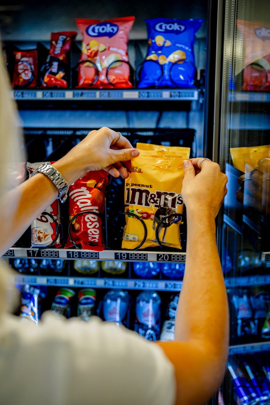 Snack wordt uit de automaat gepakt
