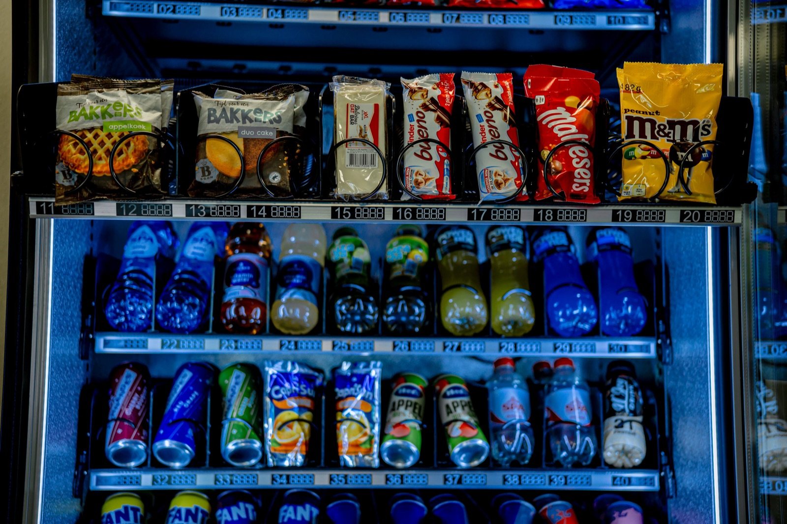 Gevulde schappen van een snack- en drankautomaat